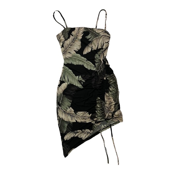 Que Dresses & Skirts - Asymmetrical, jungle, print dress